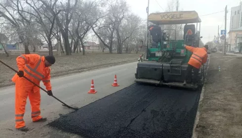 Ремонт дорог горячим асфальтом начался в Барнауле: где залатают ямы