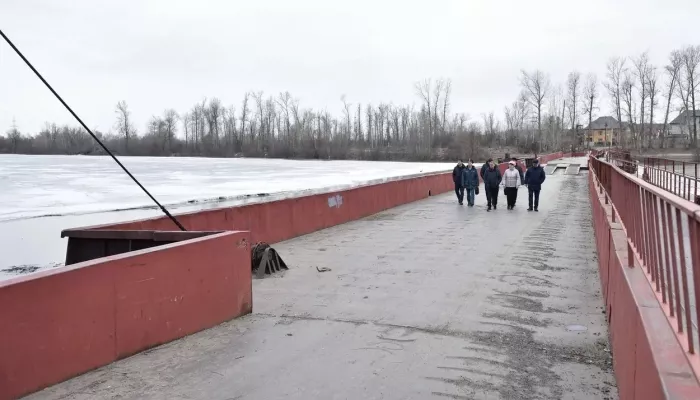 +4 см воды за сутки: глава Барнаула проконтролировал паводковую ситуацию в Затоне