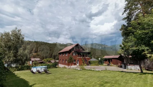 Дом с круговым видом на горы продают в Республике Алтай за 35,8 млн рублей. Фото