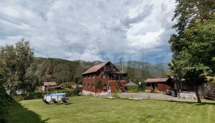 Дом с круговым видом на горы продают в Республике Алтай за 35,8 млн рублей. Фото