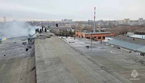 Складское здание горит в Барнауле на 250 квадратах