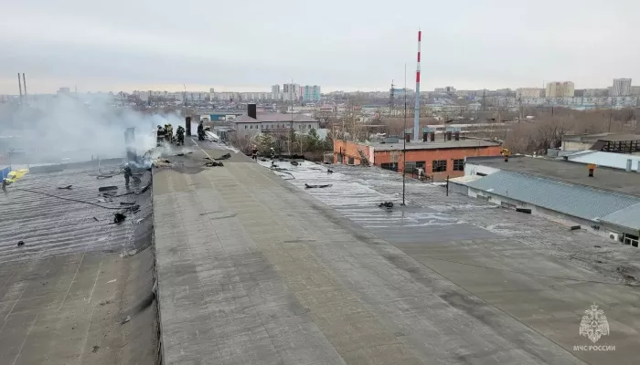 Складское здание горит в Барнауле на 250 квадратах