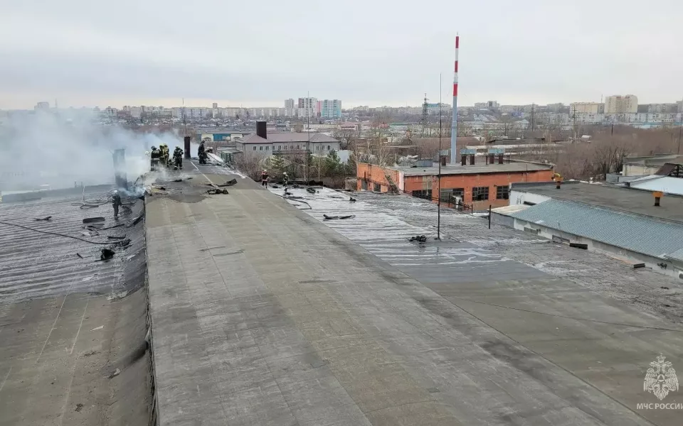 Складское здание горит в Барнауле на 250 квадратах