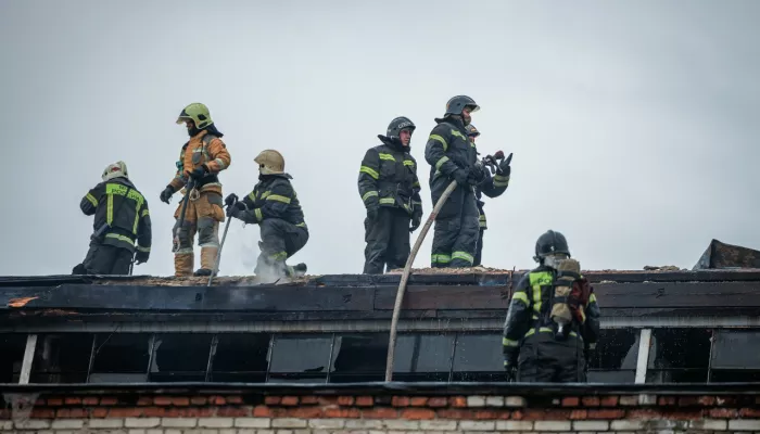 Появились фото с места крупного пожара на улице Космонавтов в Барнауле