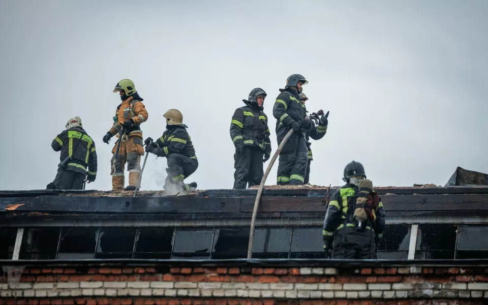 Появились фото с места крупного пожара на проспекте Космонавтов в Барнауле