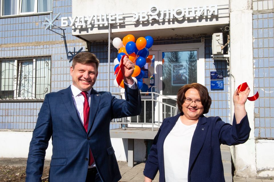 Генеральный директор НПФ "БУДУЩЕЕ" Олег Мошляк и Заместитель коммерческого директора Людмила Логинова во время торжественной церемонии открытия