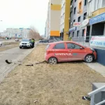 Нетрезвая женщина на Kia врезалась в многоэтажку в Барнауле. Фото