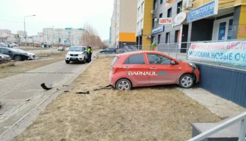 Нетрезвая женщина на Kia врезалась в многоэтажку в Барнауле. Фото