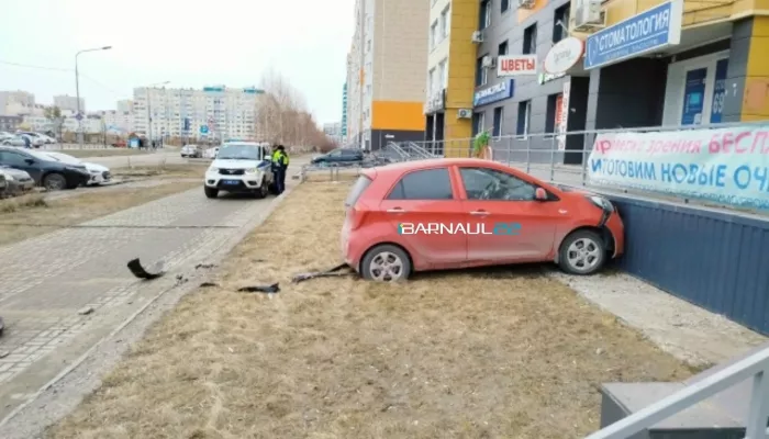 Автомобиль врезался в многоэтажку в Барнауле. Фото