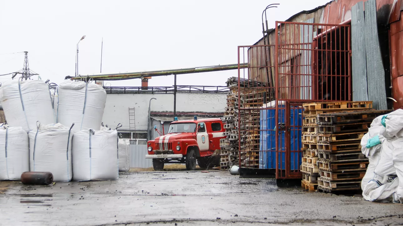 Гарь, копоть и целый склад: как выглядит промзона Барнаула после ликвидации пожара