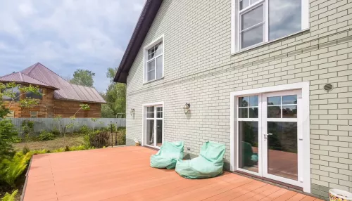 Умный коттедж в хвойном лесу продают под Барнаулом за 35 млн рублей. Фото