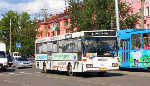 Длительные задержки автобусов в Барнауле объяснили нехваткой водителей