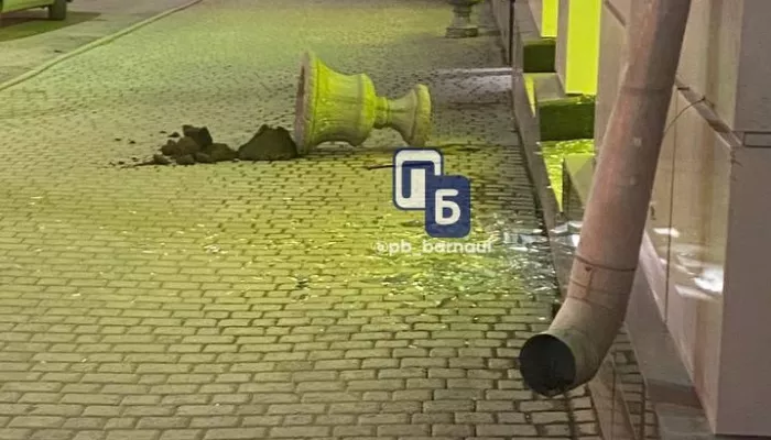 Мужчина разбил все окна отделения банка в центре Барнаула