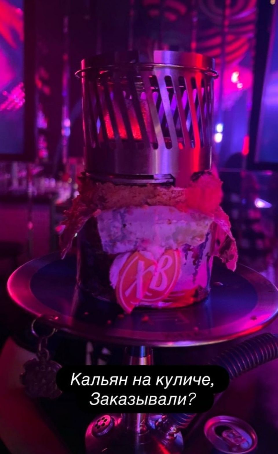 27-летняя девушка сделала кальян на пасхальном куличе