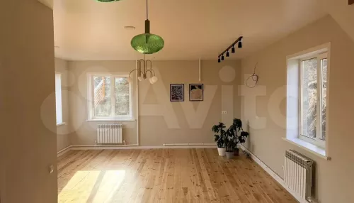 Дизайнерский дом графит и дерево продают с панорамным видом на Горно-Алтайск. Фото