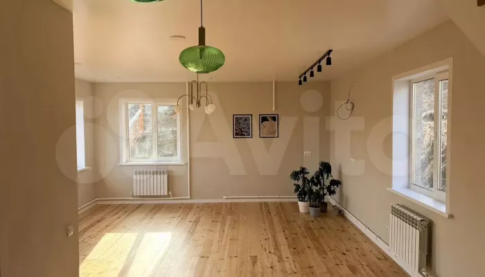 Дизайнерский дом графит и дерево продают с панорамным видом на Горно-Алтайск. Фото