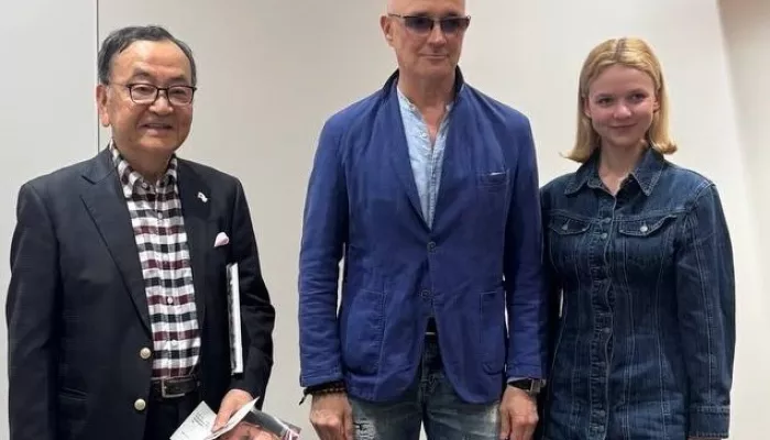 Не наизусть, но от сердца: Бероев зачитал трогательную речь жене со смартфона