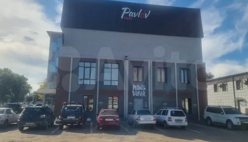 Четырехэтажный торговый центр продают на первой линии Павловского тракта. Фото