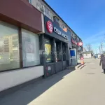 Большую пристройку с банком и алкомаркетом продают на Новом рынке в Барнауле. Фото