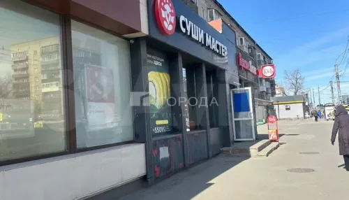 Большую пристройку с банком и алкомаркетом продают на Новом рынке в Барнауле. Фото