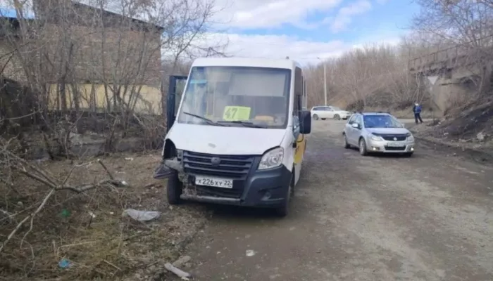 Три человека в больнице: в Бийске маршрутка врезалась в отбойник