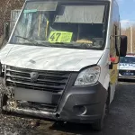 Три человека в больнице: в Бийске маршрутка врезалась в отбойник