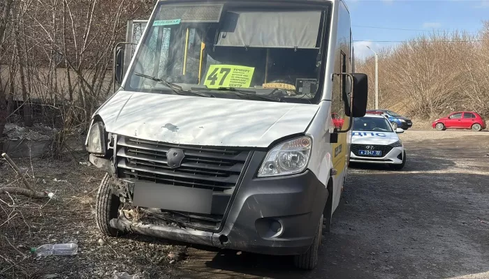 Три человека в больнице: в Бийске маршрутка врезалась в отбойник