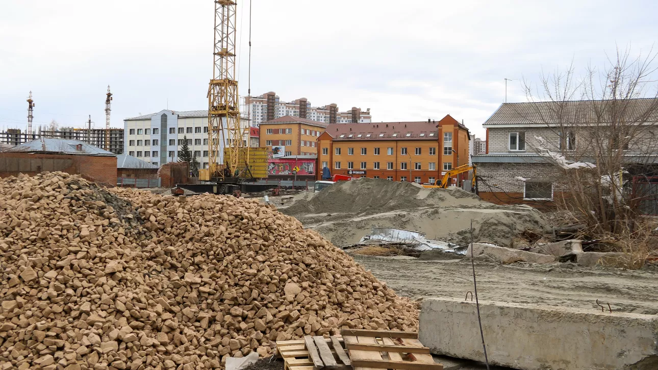 Кран, вода и котлован: в центре Барнаула ожила площадка под большой дом с огоньком