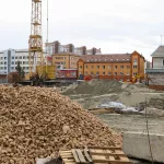 Кран, вода и котлован: в центре Барнаула ожила площадка под большой дом с огоньком