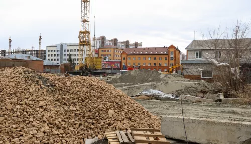 Кран, вода и котлован: в центре Барнаула ожила площадка под большой дом с огоньком