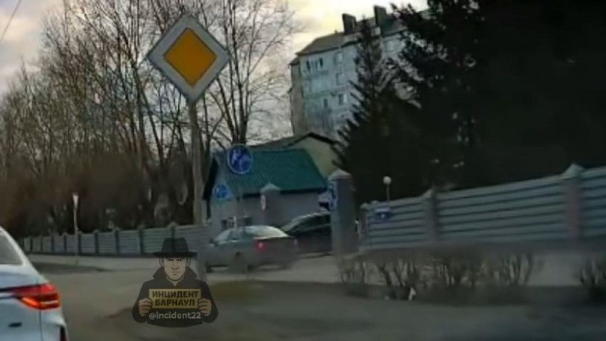 ДТП на тротуаре по Змеиногорскому тракту