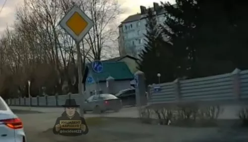 Маневр не удался: в Барнауле водитель объезжал пробку по тротуару и врезался в Lexus
