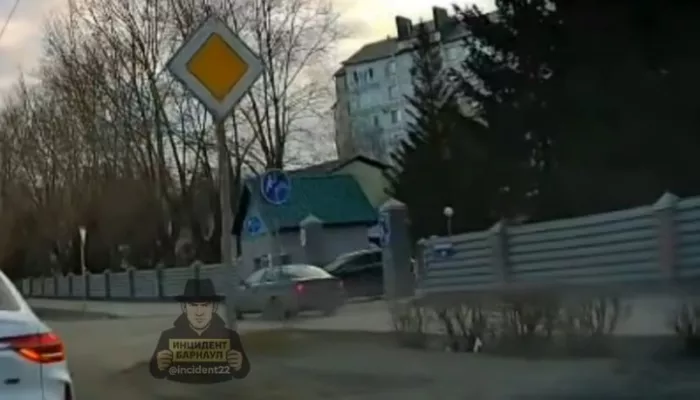 Маневр не удался: в Барнауле водитель объезжал пробку по тротуару и врезался в Lexus