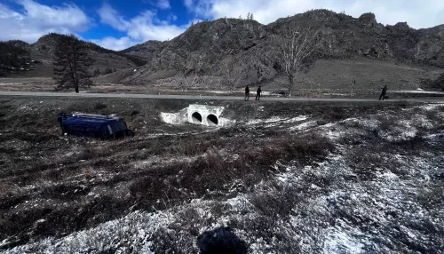 В Горном Алтае Ford Transit слетел с дороги и перевернулся: пострадали два человека