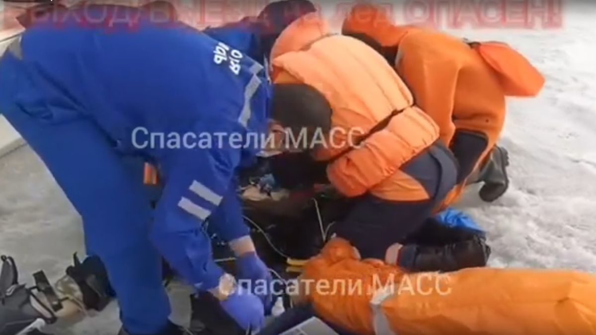 Спасатели и врачи более часа боролись за жизнь мужчины