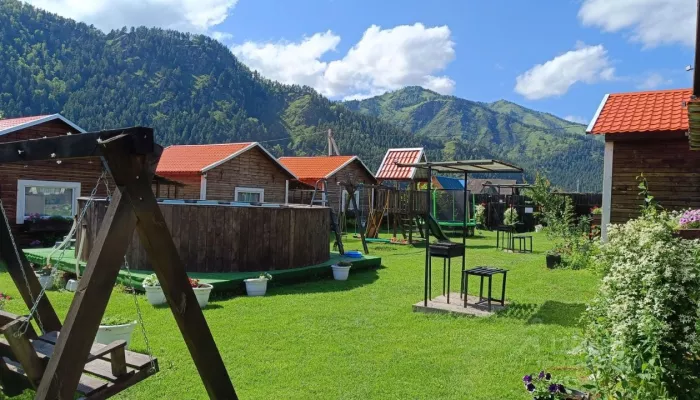 Действующую турбазу с бассейном продают за 45 млн рублей у реки Катуни. Фото