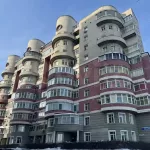 Двухуровневую квартиру с камином и необычной лоджией продают в центре Барнаула. Фото