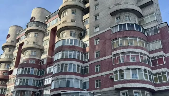 Двухуровневую квартиру с камином и необычной лоджией продают в центре Барнаула. Фото