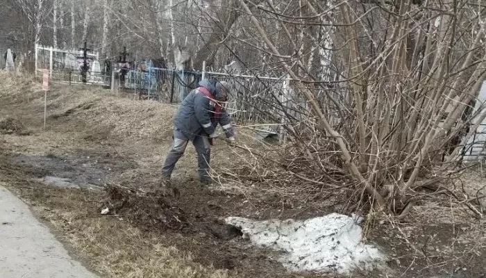 Барнаульские кладбища приводят в порядок перед Радоницей