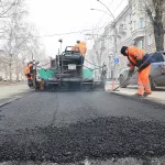 Дорожники в Барнауле начали сезон ремонта горячим асфальтом. Фото