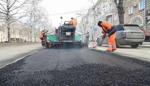 Дорожники в Барнауле начали сезон ремонта горячим асфальтом. Фото