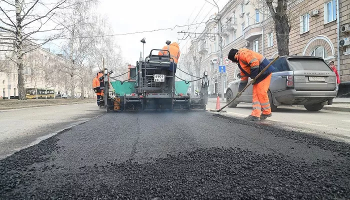 Дорожники в Барнауле начали сезон ремонта горячим асфальтом. Фото