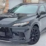 Черный Lexus с красным салоном продают за 10,5 млн рублей в Горно-Алтайске. Фото