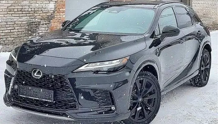 Черный Lexus с красным салоном продают за 10,5 млн рублей в Горно-Алтайске. Фото