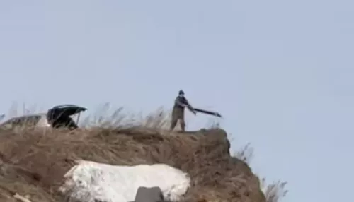 Барнаульцы заметили мужчину, выбросившего мусор на берегу Оби. Видео