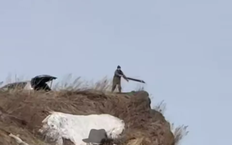 Барнаульцы заметили мужчину, выбросившего мусор на берегу Оби. Видео