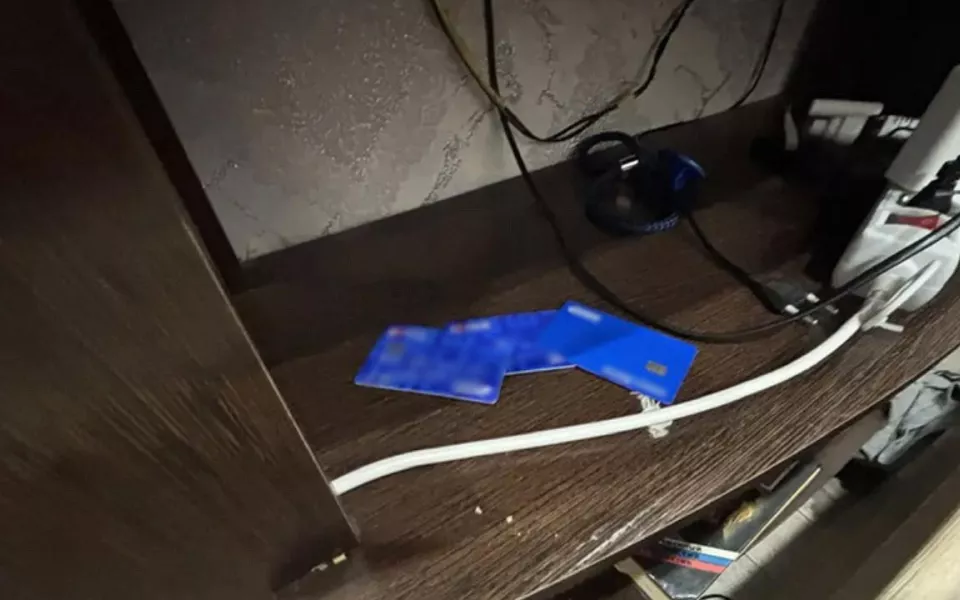 Семейную пару задержали в Рубцовске за скупку банковских карт