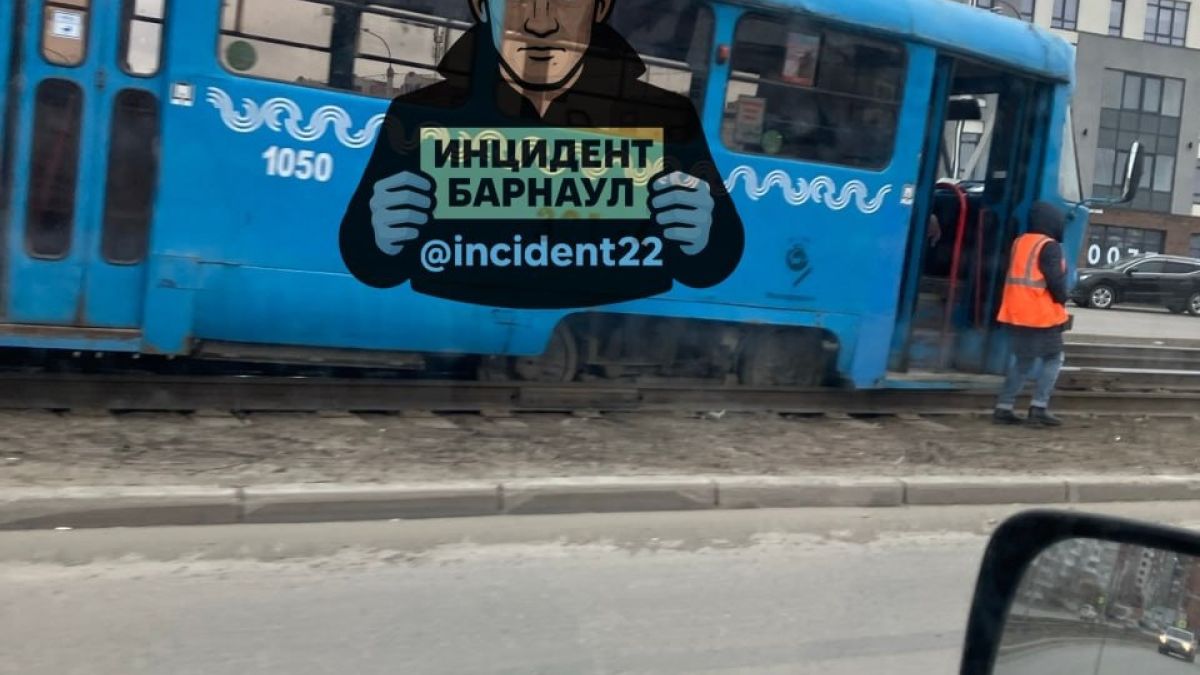 Сошедший с рельсов трамвай