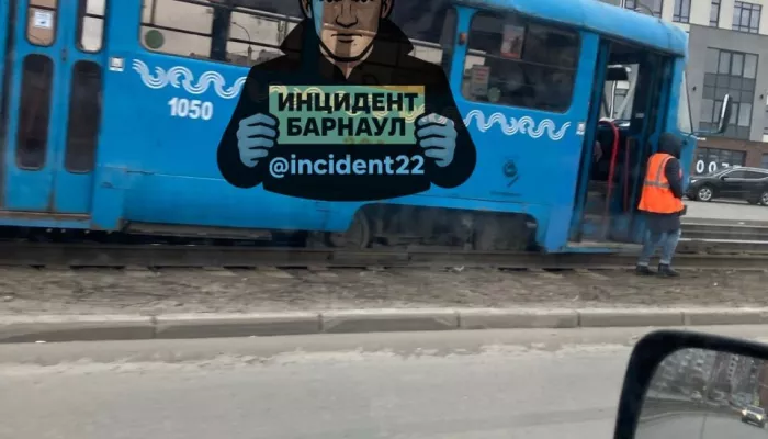 Трамвай сошел с рельсов на улице Попова в Барнауле