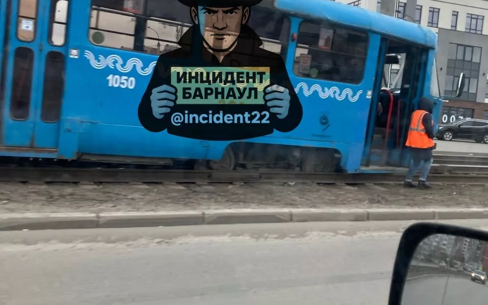 Трамвай сошел с рельсов на улице Попова в Барнауле